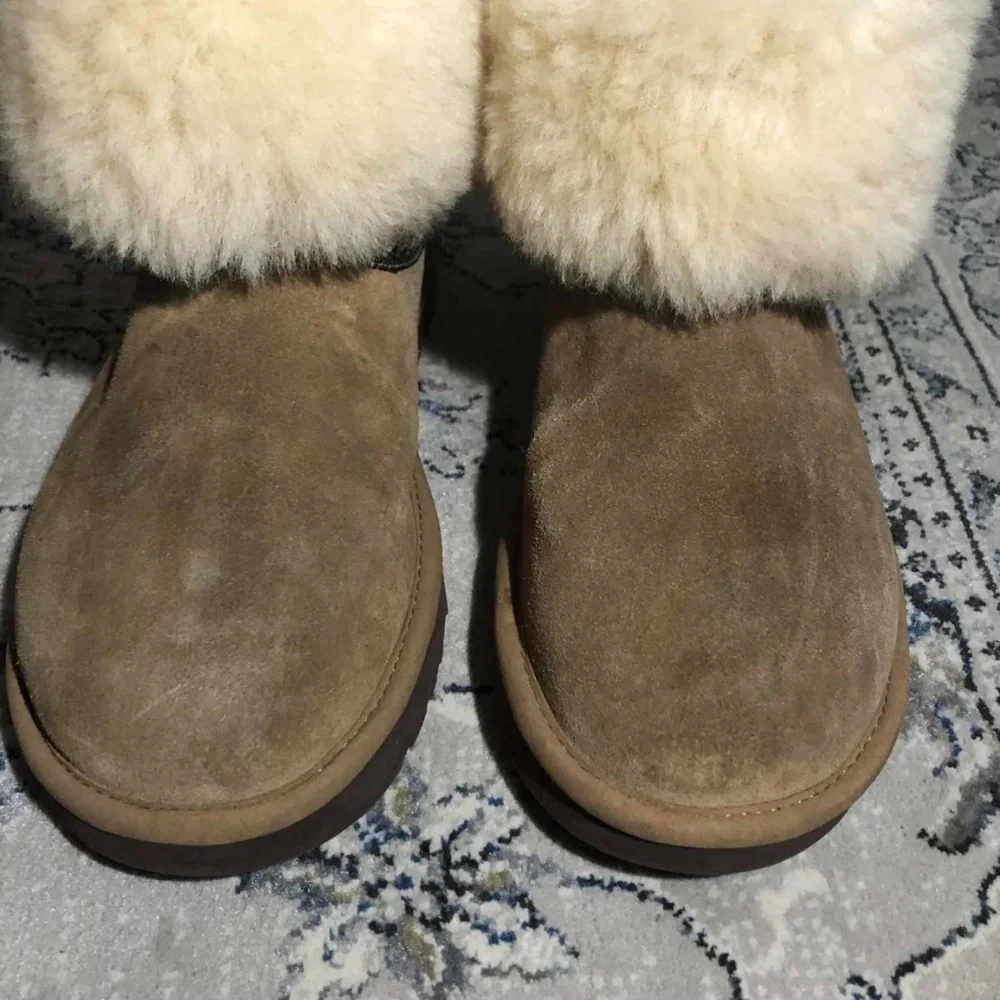 UGG Classic Short Crescent Chestnut